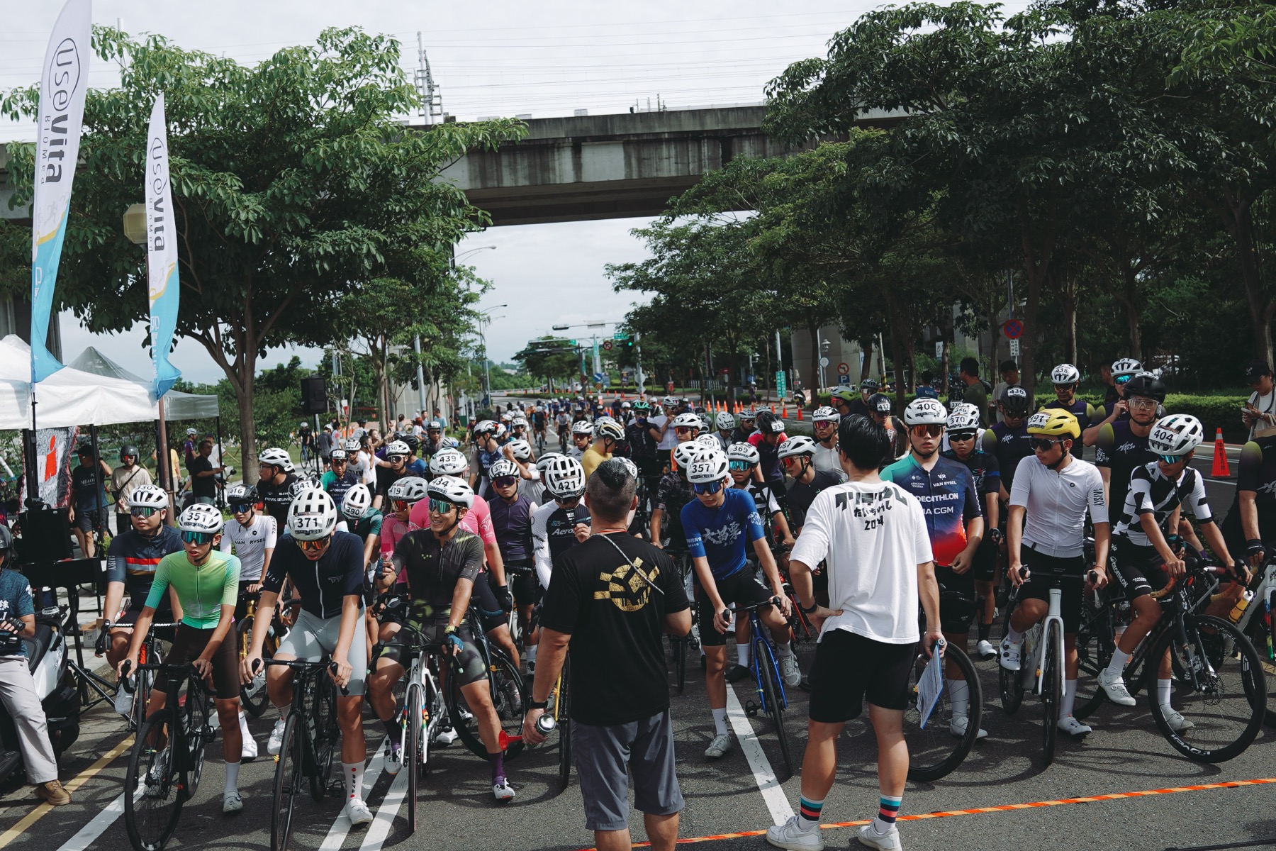男子組起跑集結